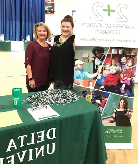 Dori Bulllock with 福尔摩斯 rep Allison DeWeese. Partnership with 福尔摩斯 Community College at the 希德 County College Fair held at Milsaps College in Jackson.